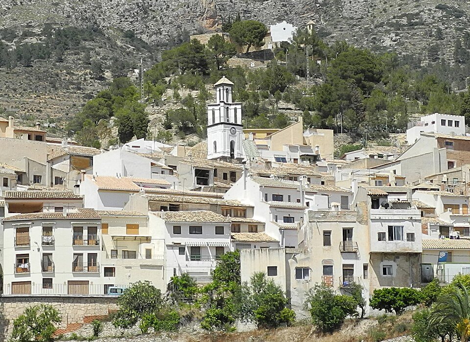 Vista del pueblo de Sella con la iglesia de Santa Ana en la Marina Baixa